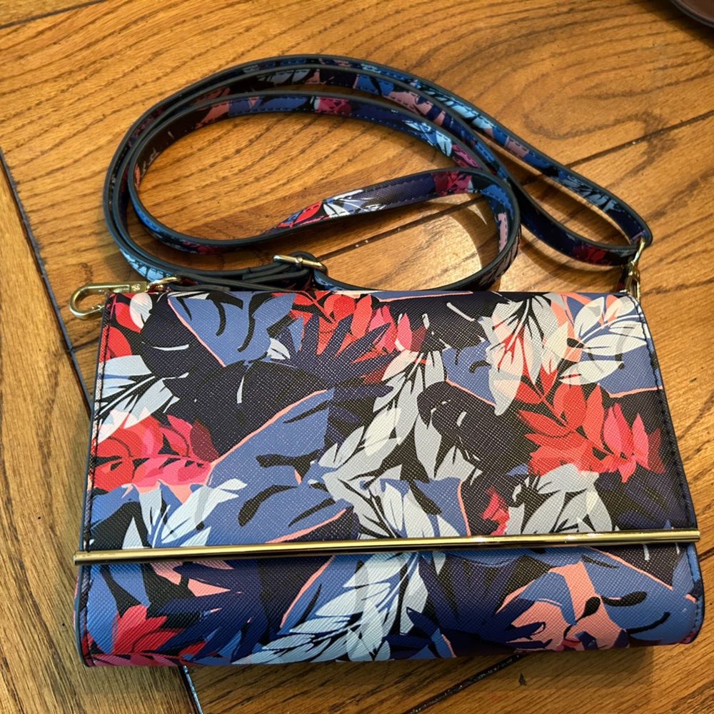 New without tags , beautiful cross body with magnetic closure  small  clutch .